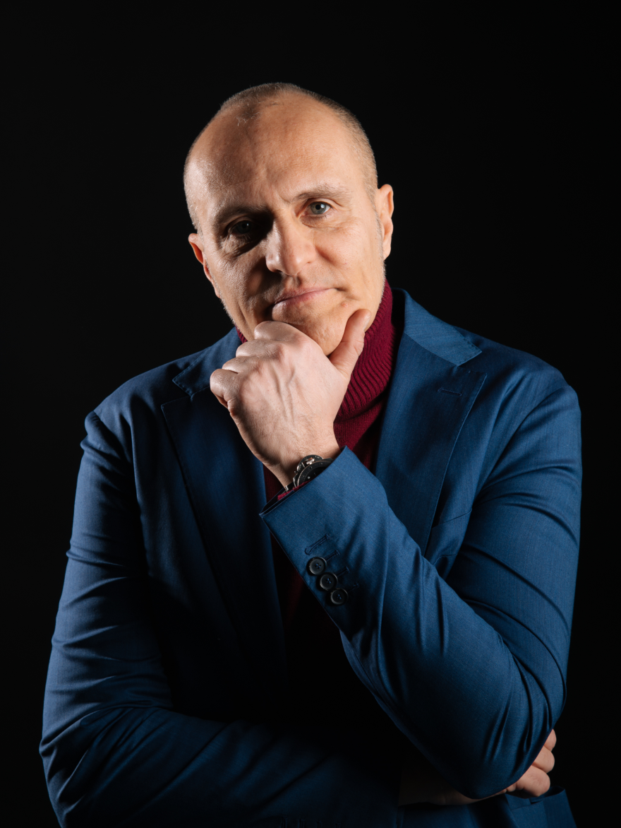 Michele Angelo Rugo si occupa di supervisione e consulenza organizzativa per gruppi e istituzioni sanitarie.